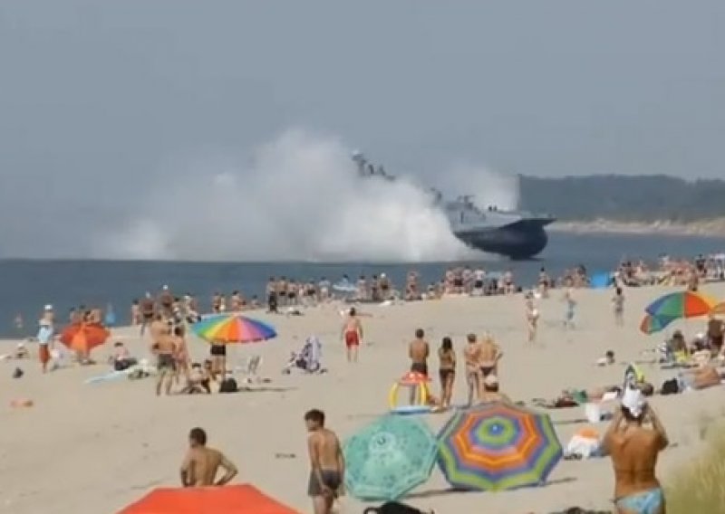 Amfibijski 'Bizon' uletio na plažu punu kupača