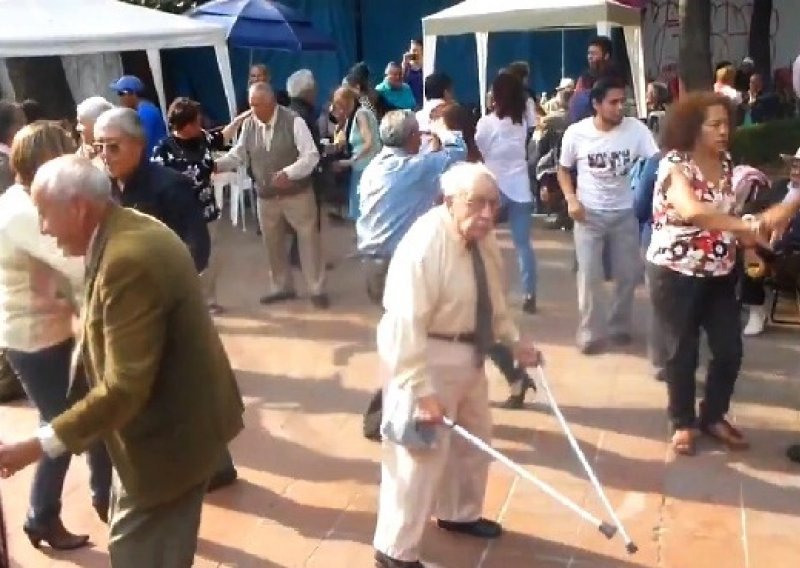 Pogledajte hit dana – rasplesanog djeda!
