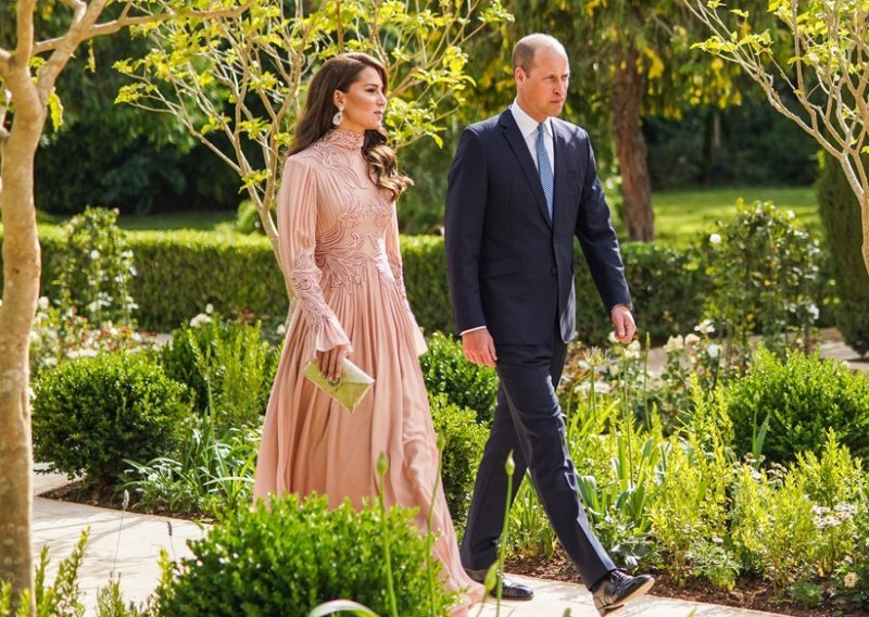 Objavljena grupna fotografija s kraljevskog vjenčanja; evo gdje su smjestili Kate i Williama
