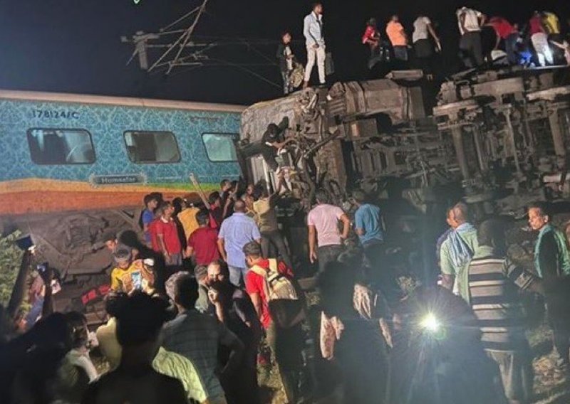 U sudaru vlakova u Indiji poginulo više od 50 ljudi. Dvjesto ih još uvijek zatočeno?