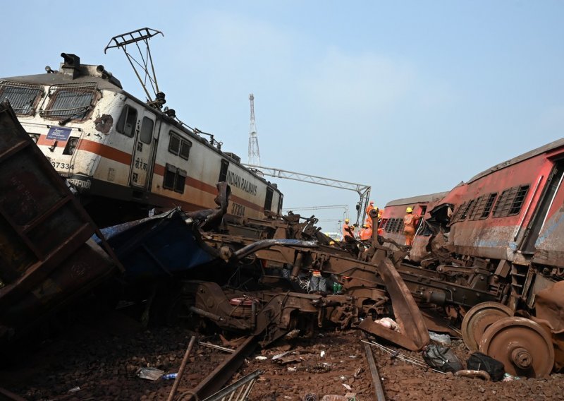 Užas u Indiji: Skoro 300 poginulih i 850 ozlijeđenih u sudaru vlakova