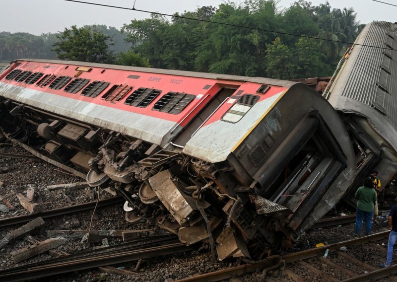 Najgora željeznička nesreća u dva desetljeća: Najmanje 261 poginuli u sudaru vlakova u Indiji