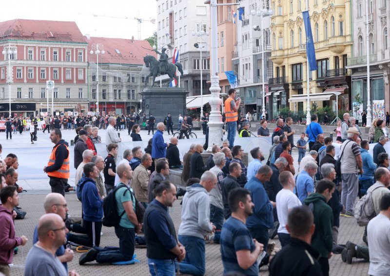 Deseci muškaraca kleče protiv pobačaja i za povratak muškog duhovnog autoriteta u obitelji