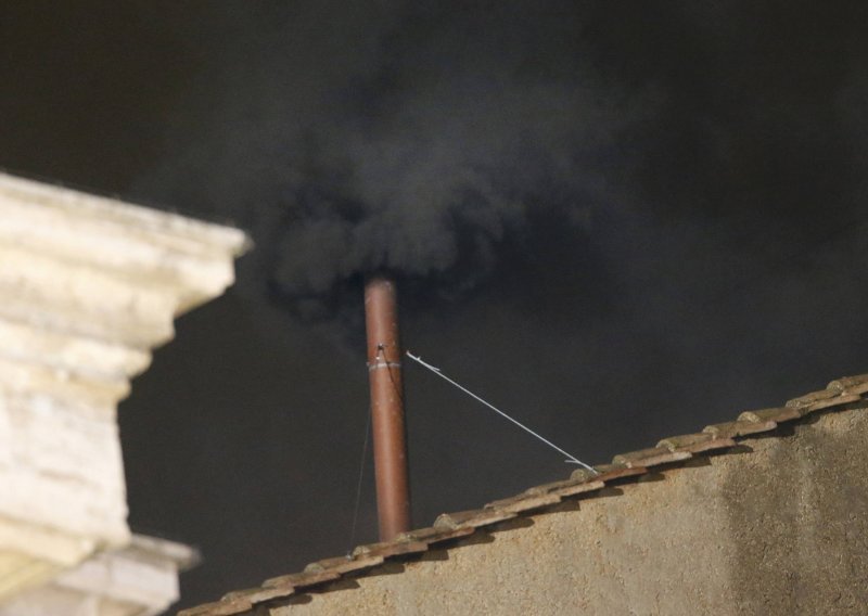 Crni dim u Vatikanu, konklave se nastavljaju u srijedu