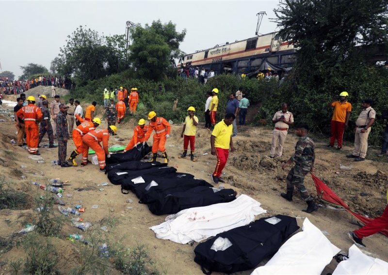 Više od sto tijela još uvijek nije preuzeto nakon indijske željezničke nesreće