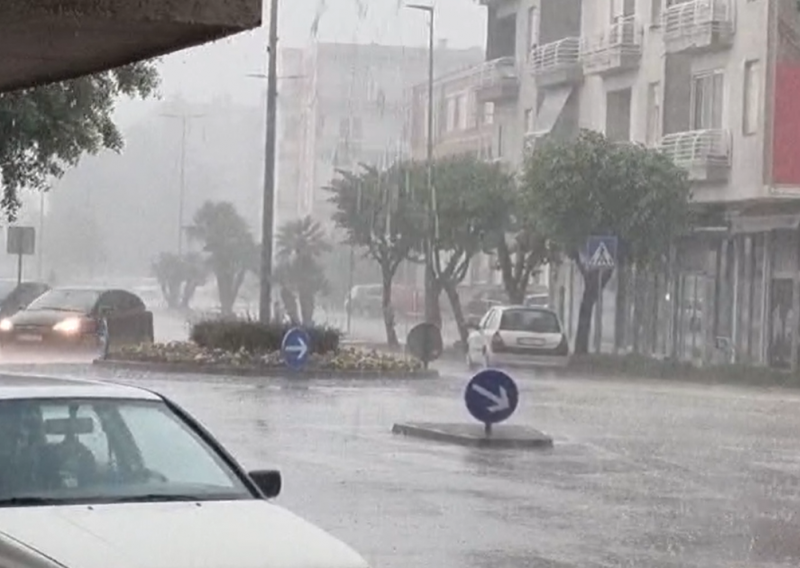 Pala tuča veličine lješnjaka u Metkoviću, centar poplavljen