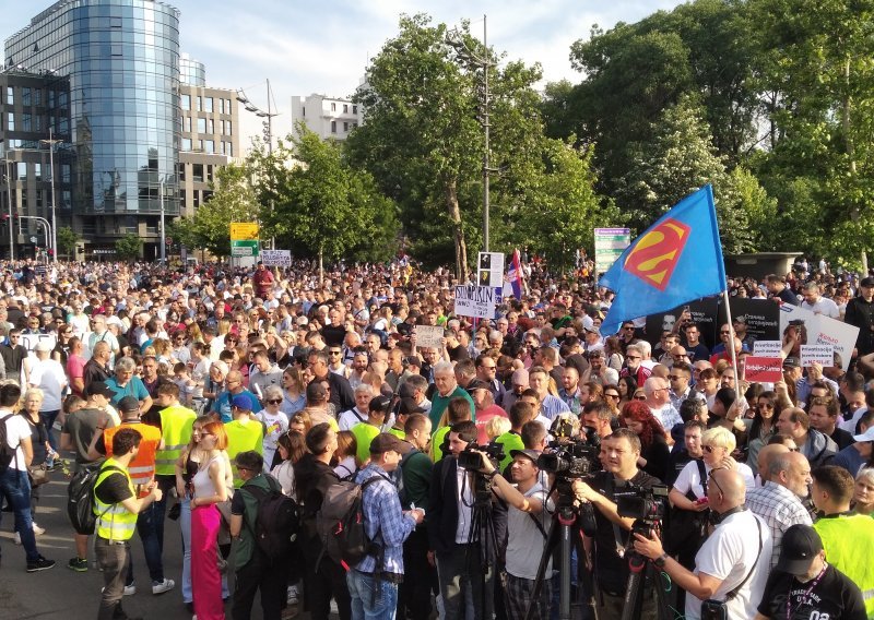 Deseci tisuća ljudi na petom prosvjedu u Beogradu; Bjelogrlić kroz suze prenio posebnu poruku mladima