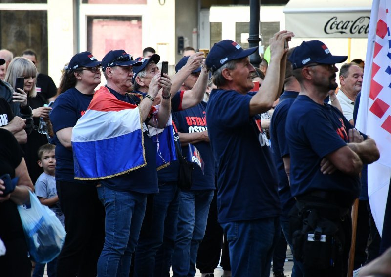 U Slavonskom Brodu održan skup Domovinskog pokreta 'Ustani ili ostani!'