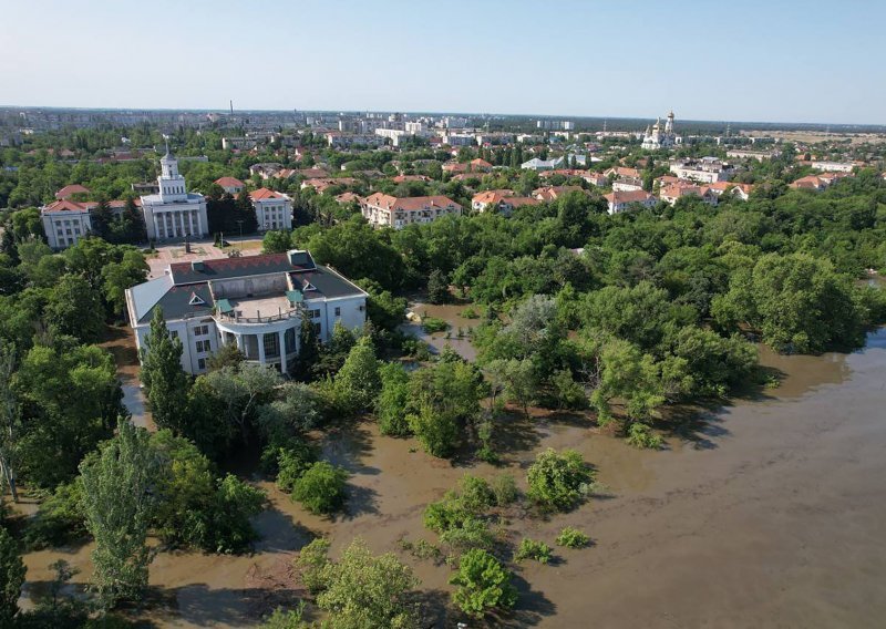 Stotine Ukrajinaca spašeno iz poplavom pogođenih područja