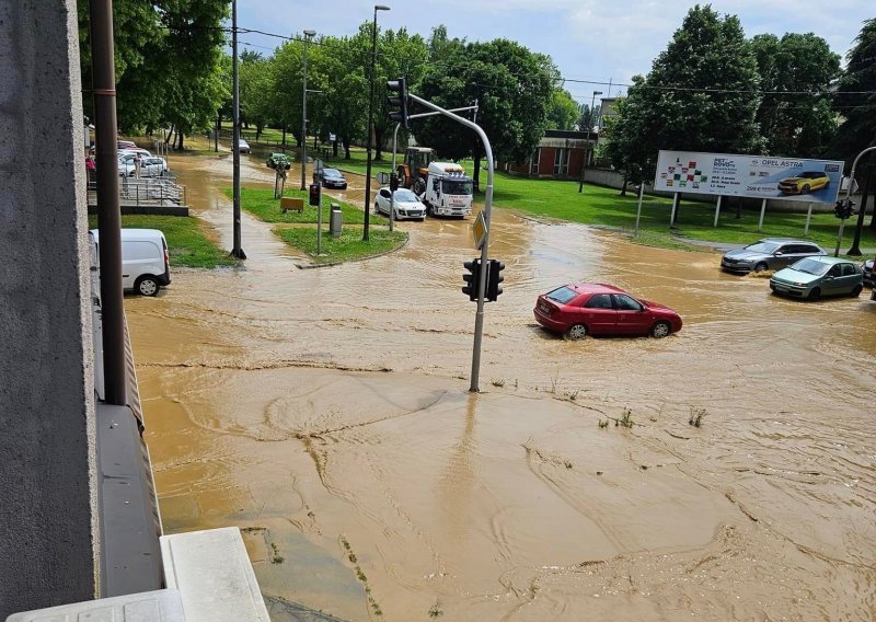 Poplava u Kutini i okolici: Vatrogasci zatrpani pozivima, škola, sudovi i kuće pod vodom