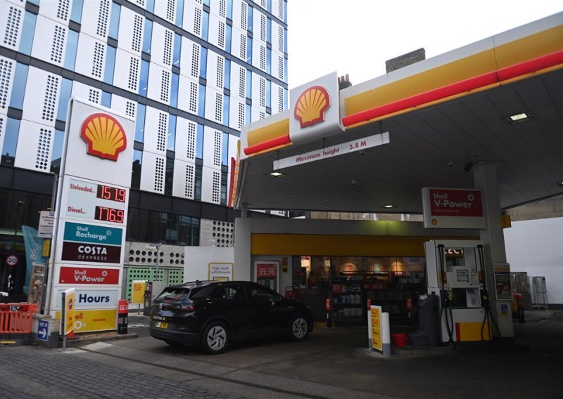 Ina i MOL prodale 39 benzinskih postaja u Sloveniji Shellu