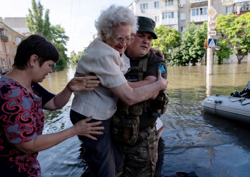 Više od 40 tisuća ljudi bježi pred bujicom, vrhunac vodenog vala tek se očekuje