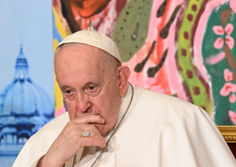 Papa Franjo se odlično oporavlja, ustaje iz kreveta i već obavlja poslove