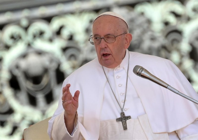 Papa Franjo operiran; trosatna operacija prošla bez komplikacija