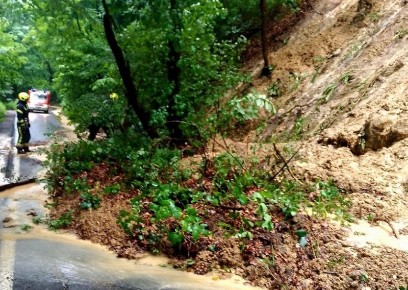 Zbog odrona zatvorena Sljemenska cesta od vrha Zagrebačke gore prema Zagrebu