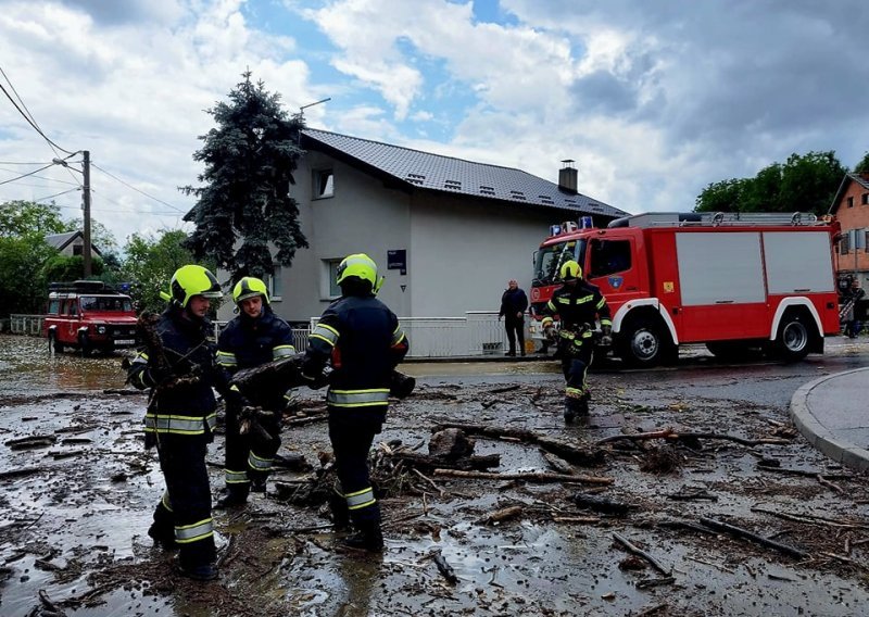 Snažno nevrijeme zahvatilo dijelove Zagreba: Bujica poplavila ulice