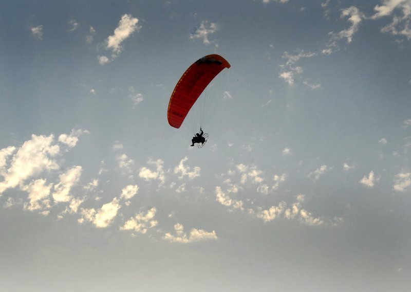 Nesreća kod Đurđevca; pao paraglajder, muškarac teško ozlijeđen