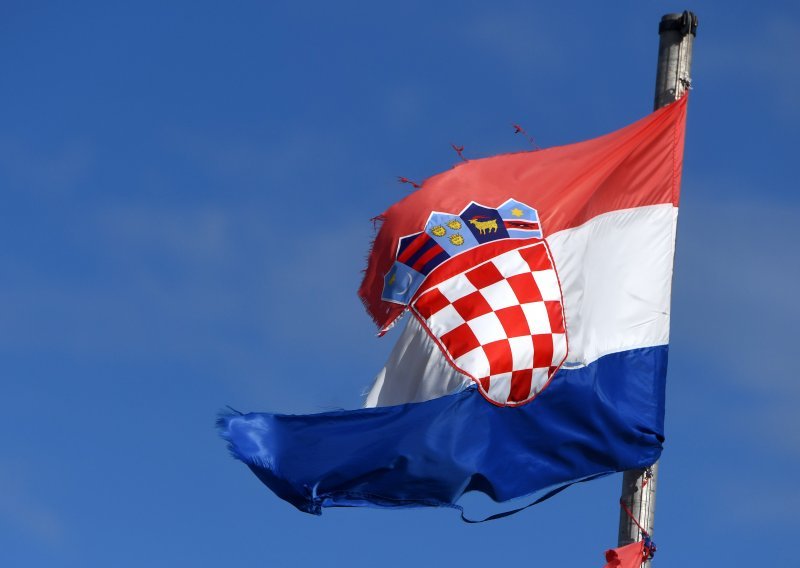 Skinuli hrvatsku zastavu s jarbola uz dignuta tri prsta pa zaradili kaznenu prijavu
