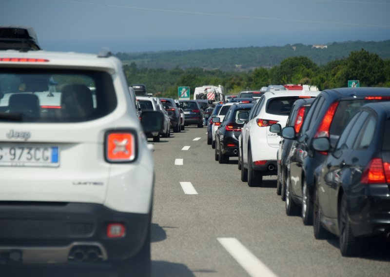 Zbog prometne nesreće kilometarska kolona na A1 u smjeru Zagreba