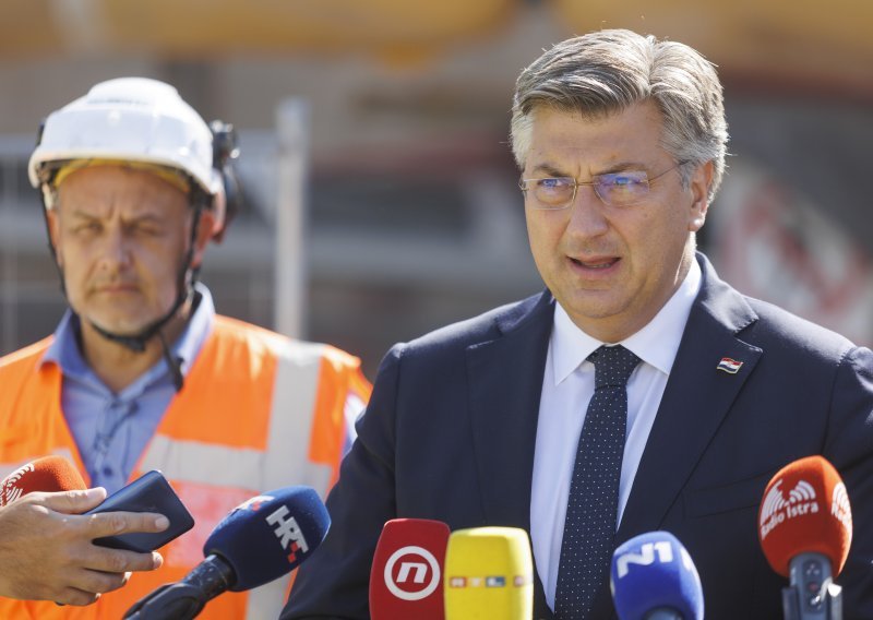 Plenković u Glini obišao gradilište novih objekata za građane u kontejnerima