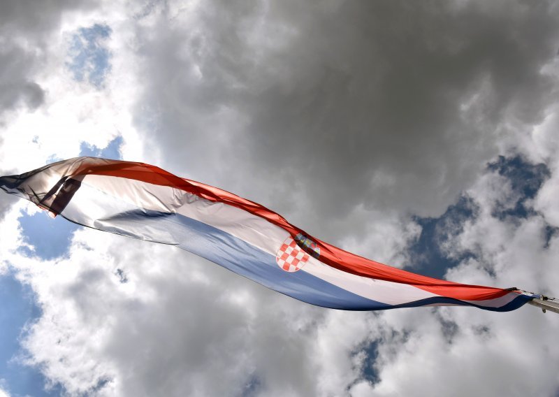 Oglasio se DORH o trojici muškaraca koji su skidali hrvatsku zastavu u Kninu