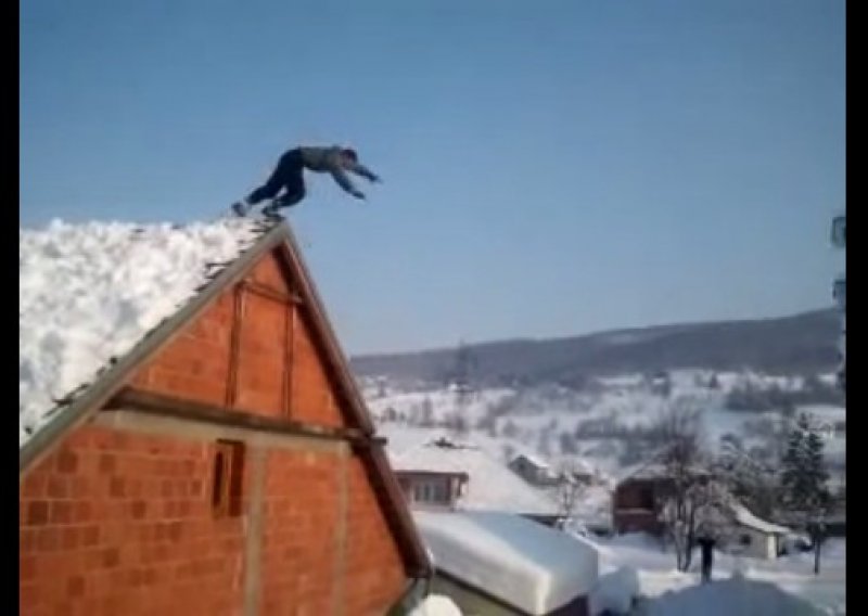 Bosanac skočio s krova u snijeg