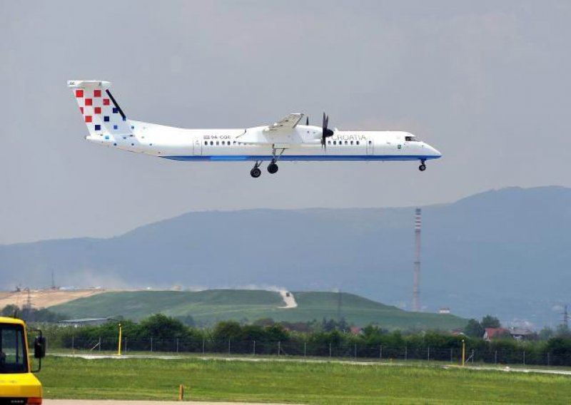Zrakoplovu Croatia Airlinesa probijen trup