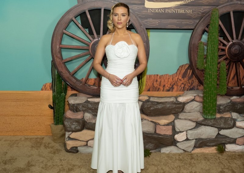 Scarlett Johansson plijenila elegancijom u haljini s hit detaljem sezone