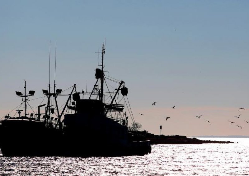 Ribar pao s koćarice i dva sata plivao do obale