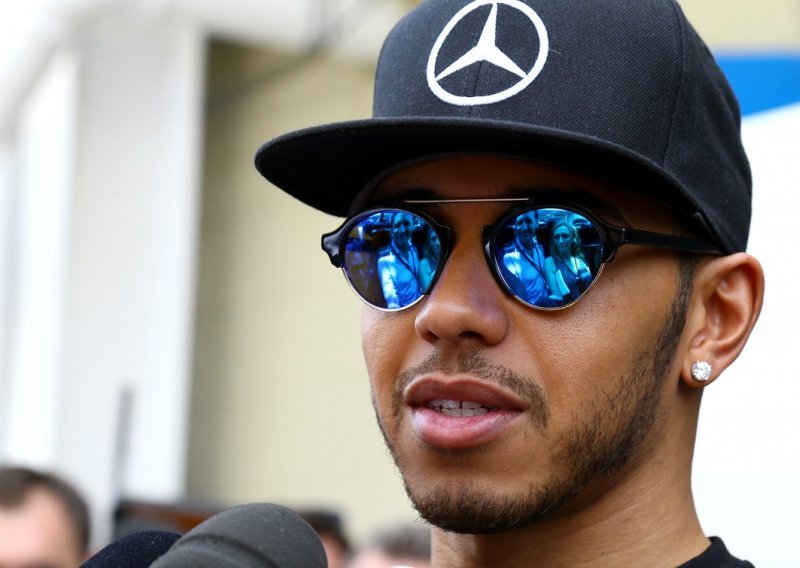 Mercedes se pita: Zašto je Hamilton tako pao?