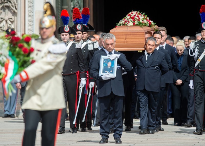 Tisuće ljudi na pogrebu bivšeg talijanskog premijera Silvija Berlusconija