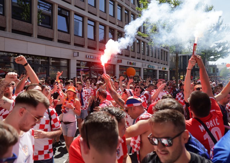 Poslušajte kako u Rotterdamu pjevaju Hrvati uz pratnju harmonike, ovo je ludnica!