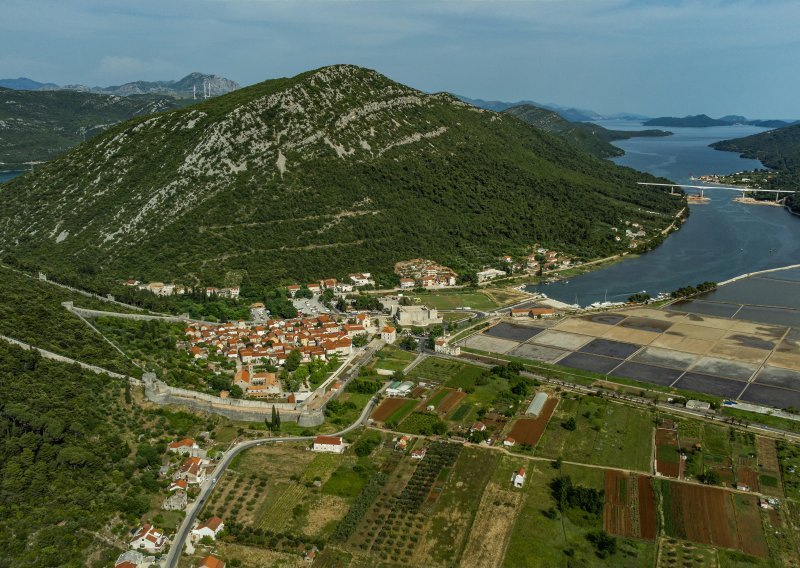 More na plaži u Stonu zagađeno fekalijama, ne preporuča se kupanje