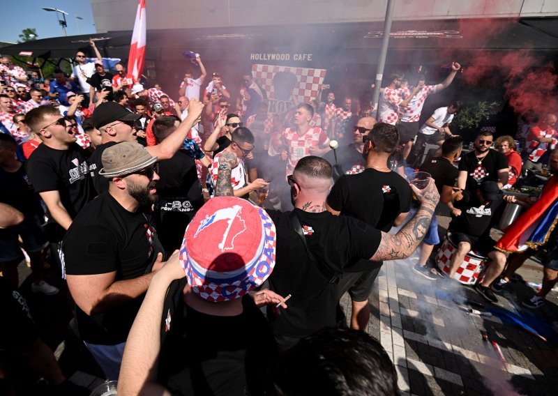 Pogledajte atmosferu koju su stvorili hrvatski navijači ispred stadiona