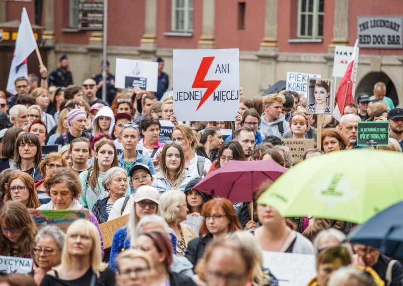 'Prestanite nas ubijati': Poljakinje prosvjedovale protiv strogog zakona o pobačaju