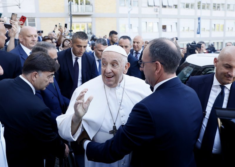 Papa Franjo izašao iz bolnice, dočekali ga oduševljeni vjernici
