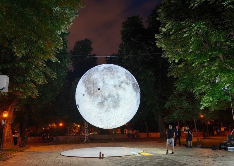 Velika svjetlosna instalacija 'Touch the Moon' na Trgu Mažuranića spušta Zemljin satelit na dlan svih posjetitelja