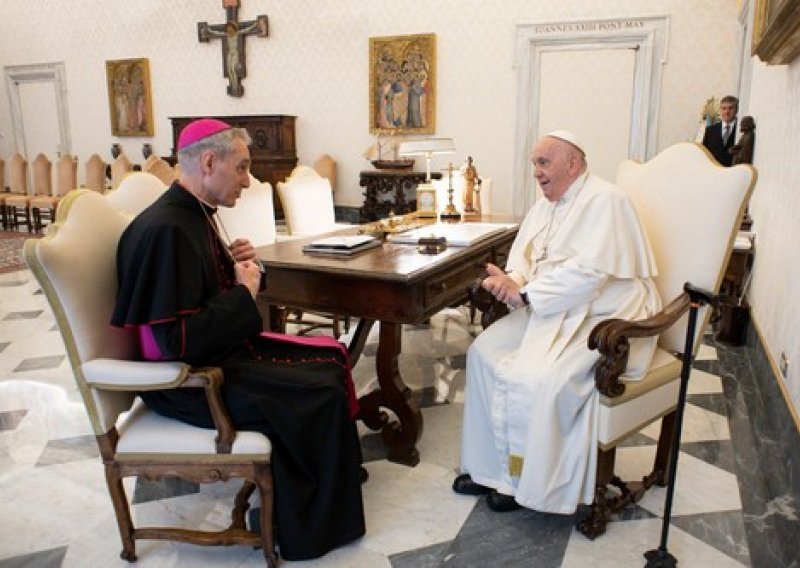 Bivši Benediktov tajnik naljutio je papu Franju: Tko je 'divni' Georg Gänswein
