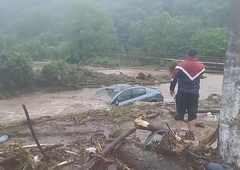 Strašne poplave u Srbiji: Građani brane domove, rijeka odnijela i automobil