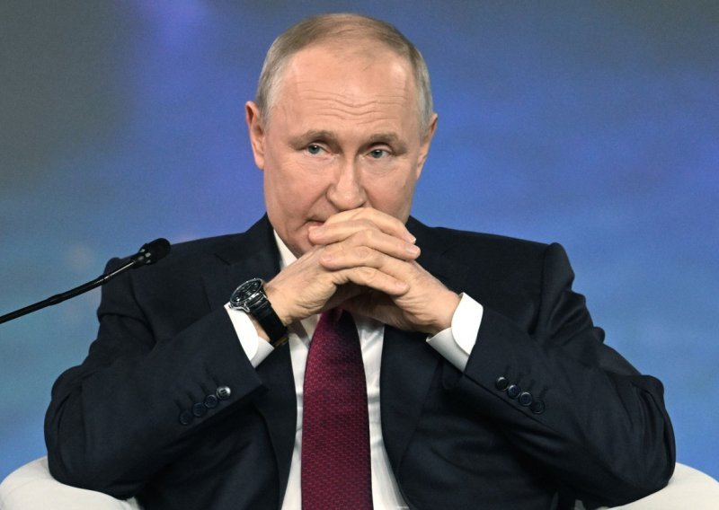 Odao počast prijatelju: Putin održao minutu šutnje za Berlusconija