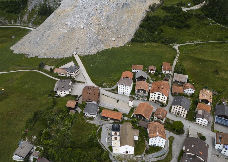 Veliki odron umalo pomeo malo švicarsko selo, kamenje se zaustavilo tik do kuća
