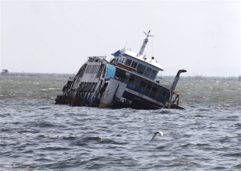 Obalna straža spasila 120 ljudi nakon što se trajekt zapalio