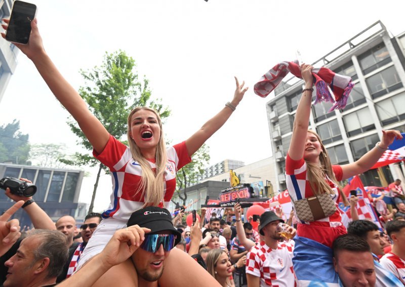 Pogledajte nevjerojatne snimke; korteo s 25.000 hrvatskih navijača stigao do stadiona