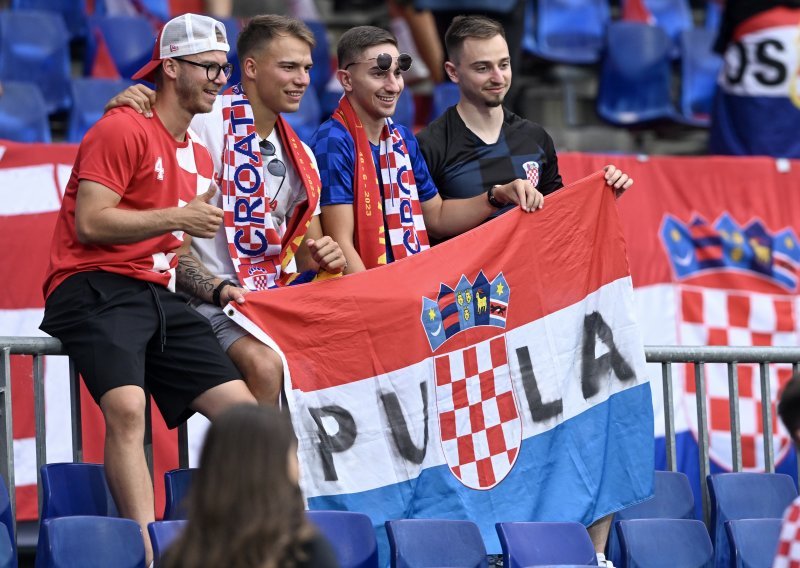 Pogledajte doček hrvatskih navijača pred stadionom Modriću i ekipi, ali i što su vikali Španjolcima