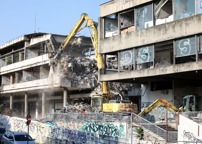 Bageri na terenu: Pogledajte kako izgleda rušenje rugla u Paromlinskoj ulici