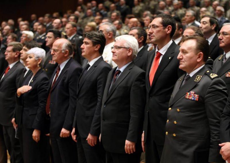 Josipović čestitao vojsci na pomoći u poplavama