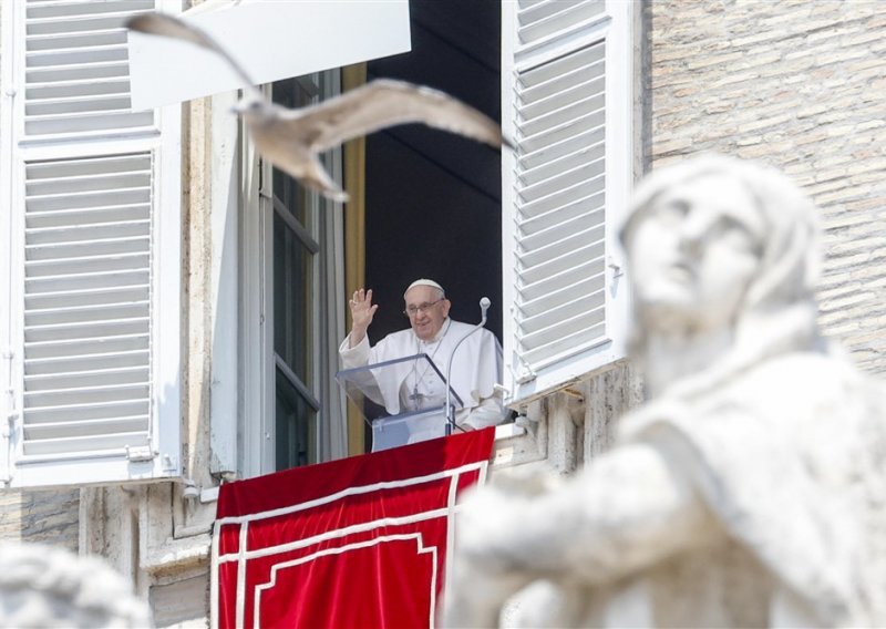 Papa Franjo preskočio čitanje govora, još ga muči disanje