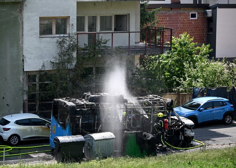 Planuo autobus u Zagrebu: Vatra se proširila na automobile