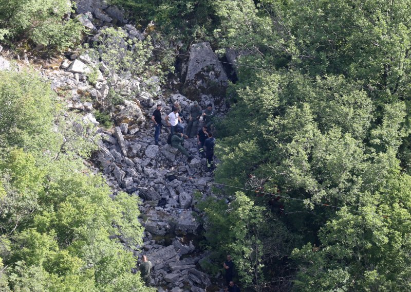 Nastavlja se očevid i izvlačenje dijelova mađarskog helikoptera