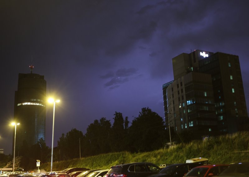 Tuča pogodila Zagorje, pogledajte kako su munje parale nebo iznad Zagreba